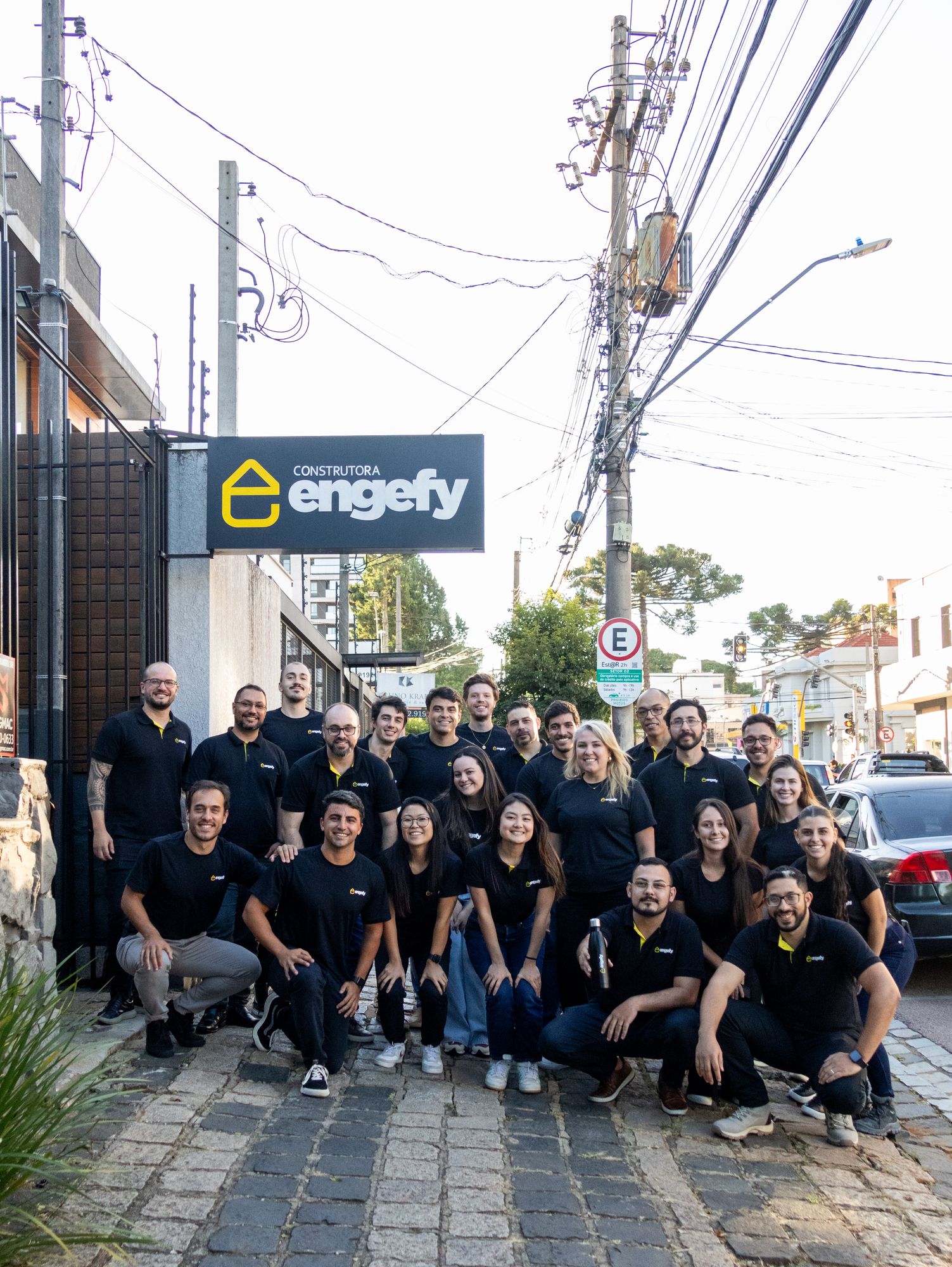 Time da Engefy reunido em frente à sede, na Rua Rocha Pombo, em Curitiba
