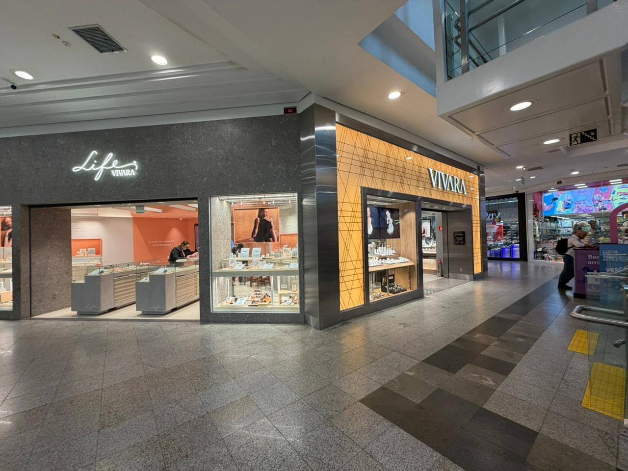 Lojas Life by Vivara e Vivara no Shopping Mueller, executadas simultaneamente pela Engefy